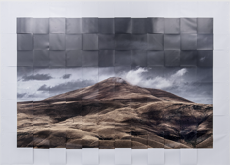 Melik Ohanian, "Datcha Project - Weaving Photographs, From... #001", impression jet d’encre sur bâche découpée et tissée, 2014
