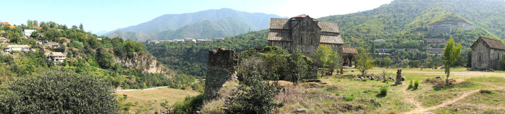 Vue du site du monastère-citadelle médiévale d’Akhtala © Office de Tourisme des Terres de Haute Provence