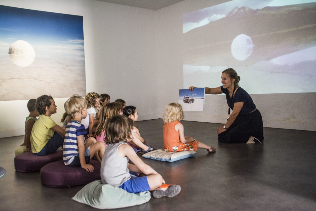 Visite Bullu'kids de l'exposition "Concert pour une Nouvelle Forêt" de Guillaume Barth, 2019 © Fondation Bullukian