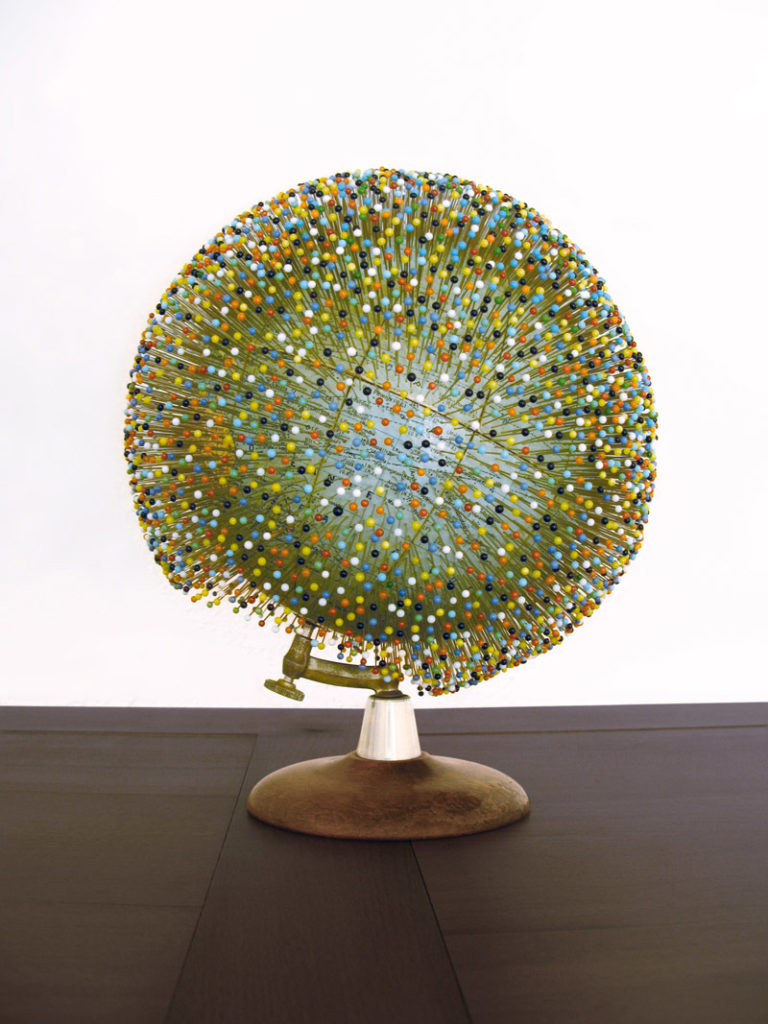 Le monde épinglé, Jennifer Brial, Globe terrestre, épingles en acier à tête de verre, 25 x 30 cm, 2010.