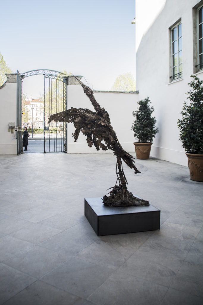 Lionel Sabatté, Grue, sculpture en bronze, 2019 © Fondation Bullukian
