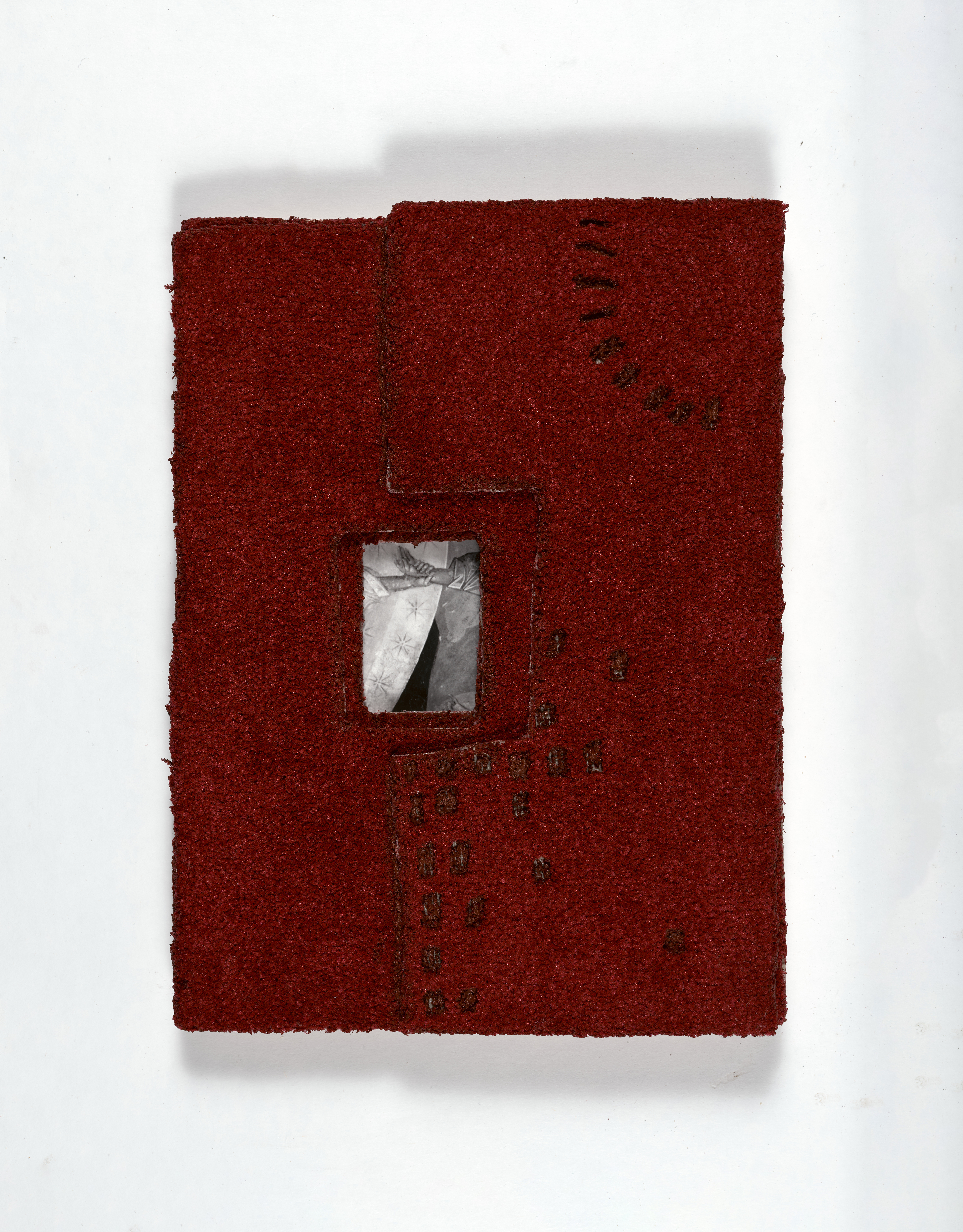 HERA BUYUTASCIYAN Icons for Tired Skin, Collage sculptural avec photo imprimée, tapis et bois,  40 x 30 cm, 2024