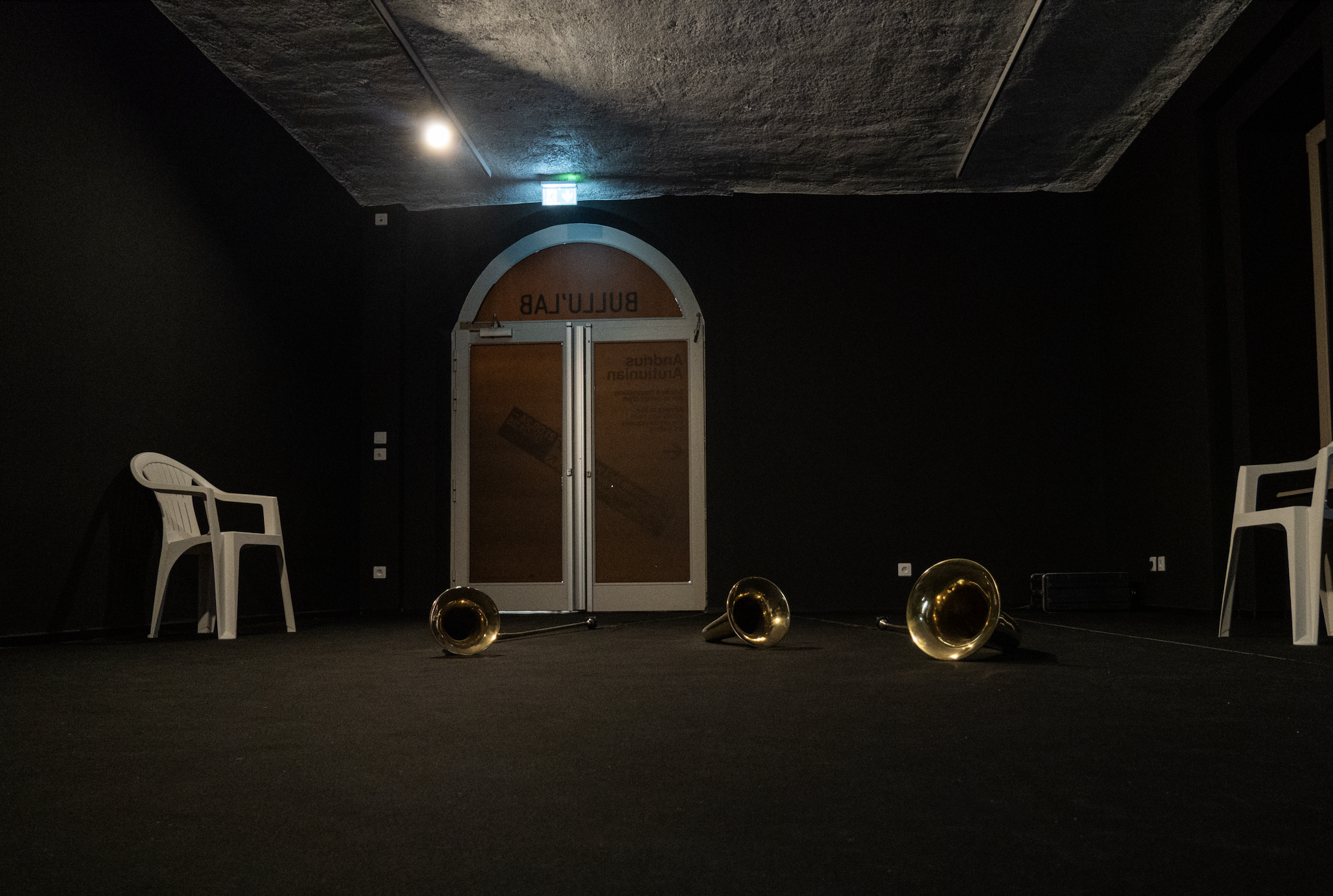Vue de l’exposition Arizona Club d’Andrius Arutiunian à la Fondation Bullukian, dans le cadre la 17ème Biennale de Lyon, Art Contemporain, 2024 ©La Biennale de Lyon / Elyes Esserhane