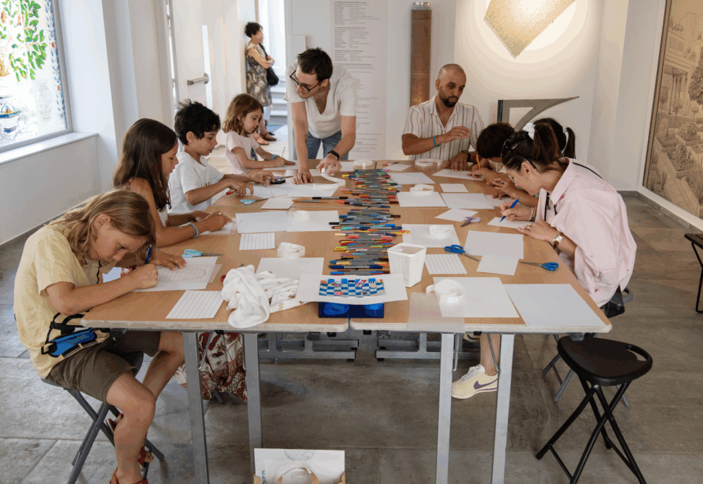 Atelier Bullu'kids lors de l'exposition " Territoires tissés", 2025 ©FondationBullukian