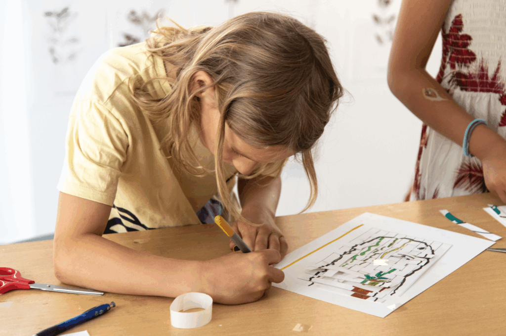 Atelier Bullu'kids lors de l'exposition " Territoires tissés", 2025 ©FondationBullukian