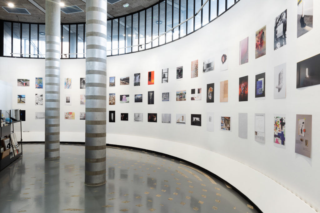 Vue de l’exposition anniversaire de Documents d’artistes Auvergne-Rhône-Alpes à la Maison du livre, de l’image et du son, artothèque de Villeurbanne, 2020. Photo : © Stofleth