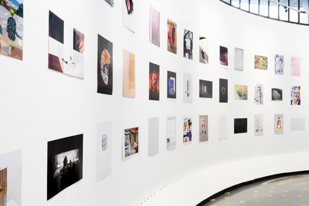 Vue de l’exposition anniversaire de Documents d’artistes Auvergne-Rhône-Alpes à la Maison du livre, de l’image et du son, artothèque de Villeurbanne, 2020. Photo : © Stofleth