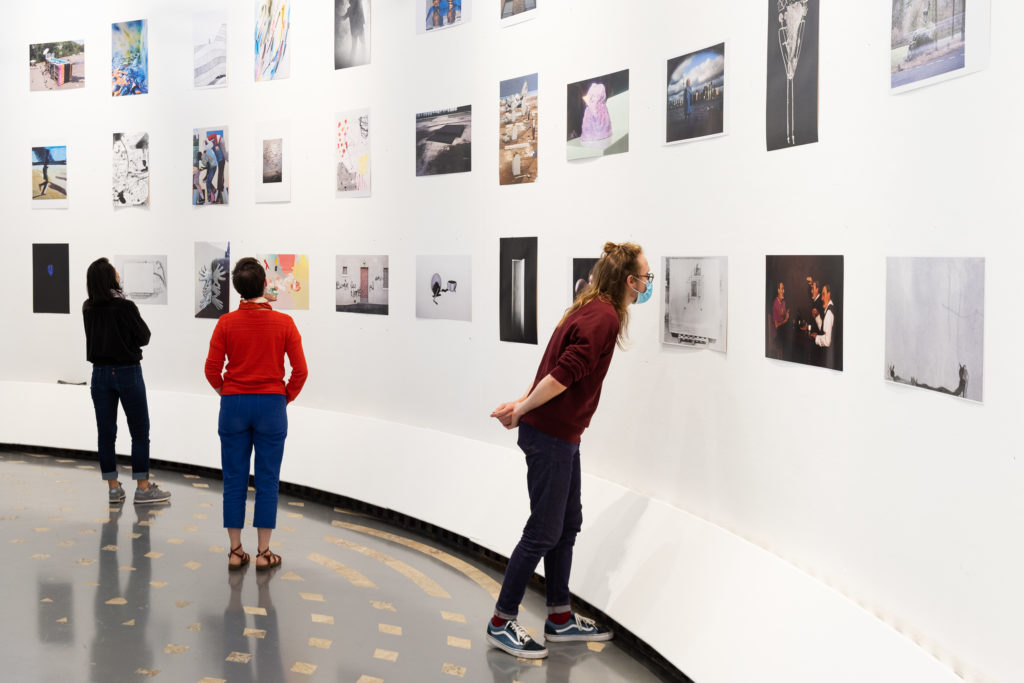 Vue de l’exposition anniversaire de Documents d’artistes Auvergne-Rhône-Alpes à la Maison du livre, de l’image et du son, artothèque de Villeurbanne, 2020. Photo : © Stofleth