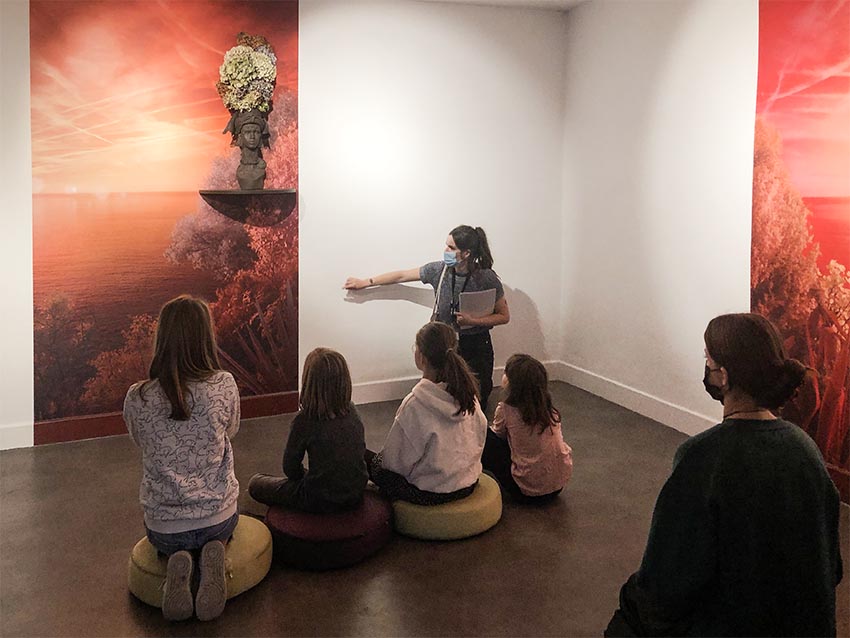 Vue de la visite/atelier Bullu'kids de l'exposition "Par-delà le vernis", 2021 © Fondation Bullukian
