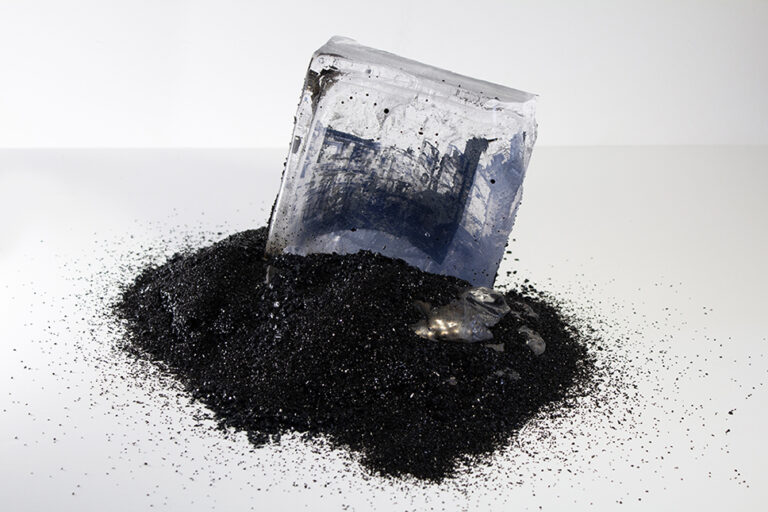 "Enfouissement", 2025, image encapsulée dans du verre coulé, paillettes de verre noir, pièce unique, env. 17 x 16 x 18 cm, série Conte de fées, La Guerre