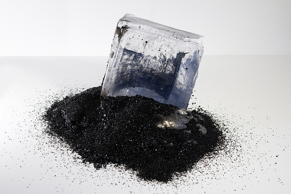 Guénaëlle de Carbonnières, Enfouissement (série Conte de fées, La Guerre), 2025, image encapsulée dans du verre coulé, paillettes de verre noir, pièce unique, env. 17 x 16 x 18 cm