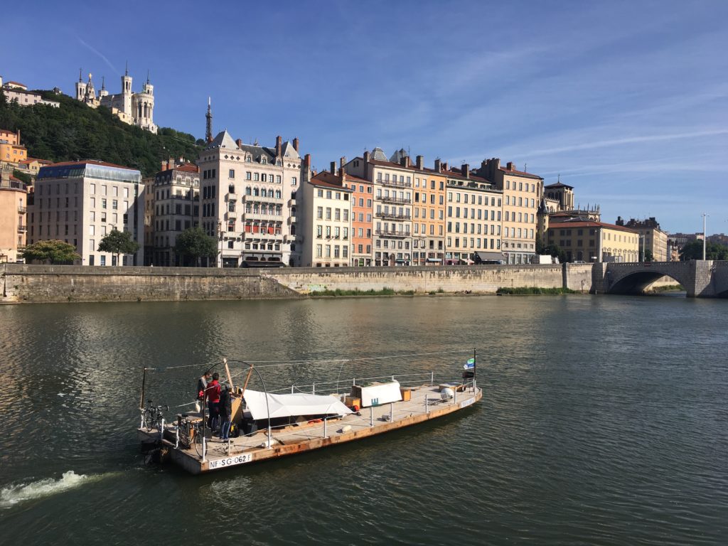 L'embarcation Utopia House arrive à Lyon depuis la Saône, Mai 2018
