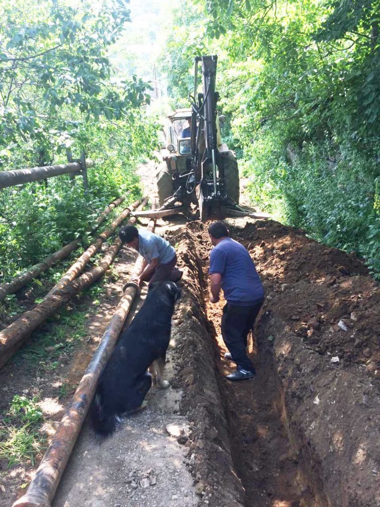 Reconstruction des réseaux d’eau potable et d’irrigation du village de Navur en 2019 © Association Chene France