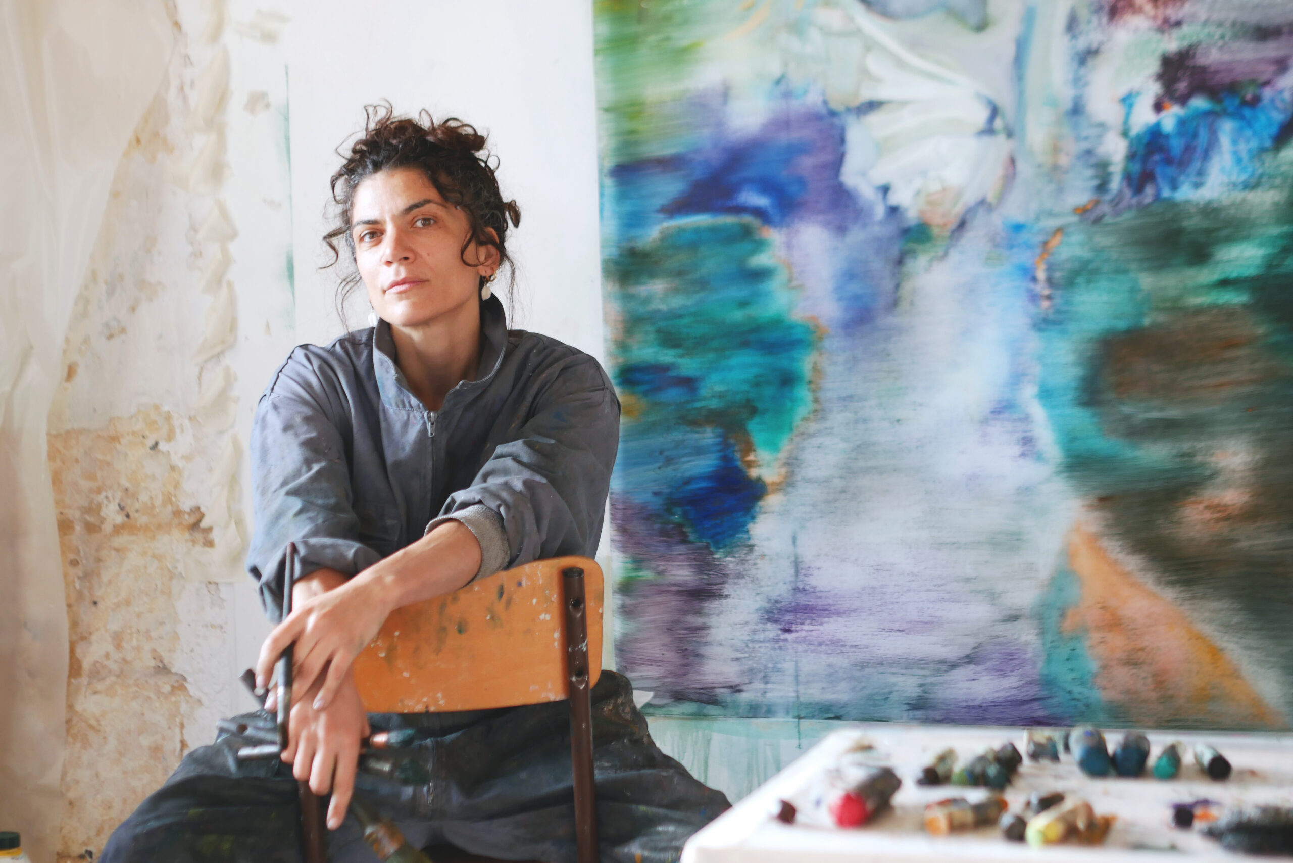 L’artiste Sarah Jérôme dans son atelier à l’Abbaye royale de Fontevraud lors de sa résidence, 2025 © Fanny Giniès