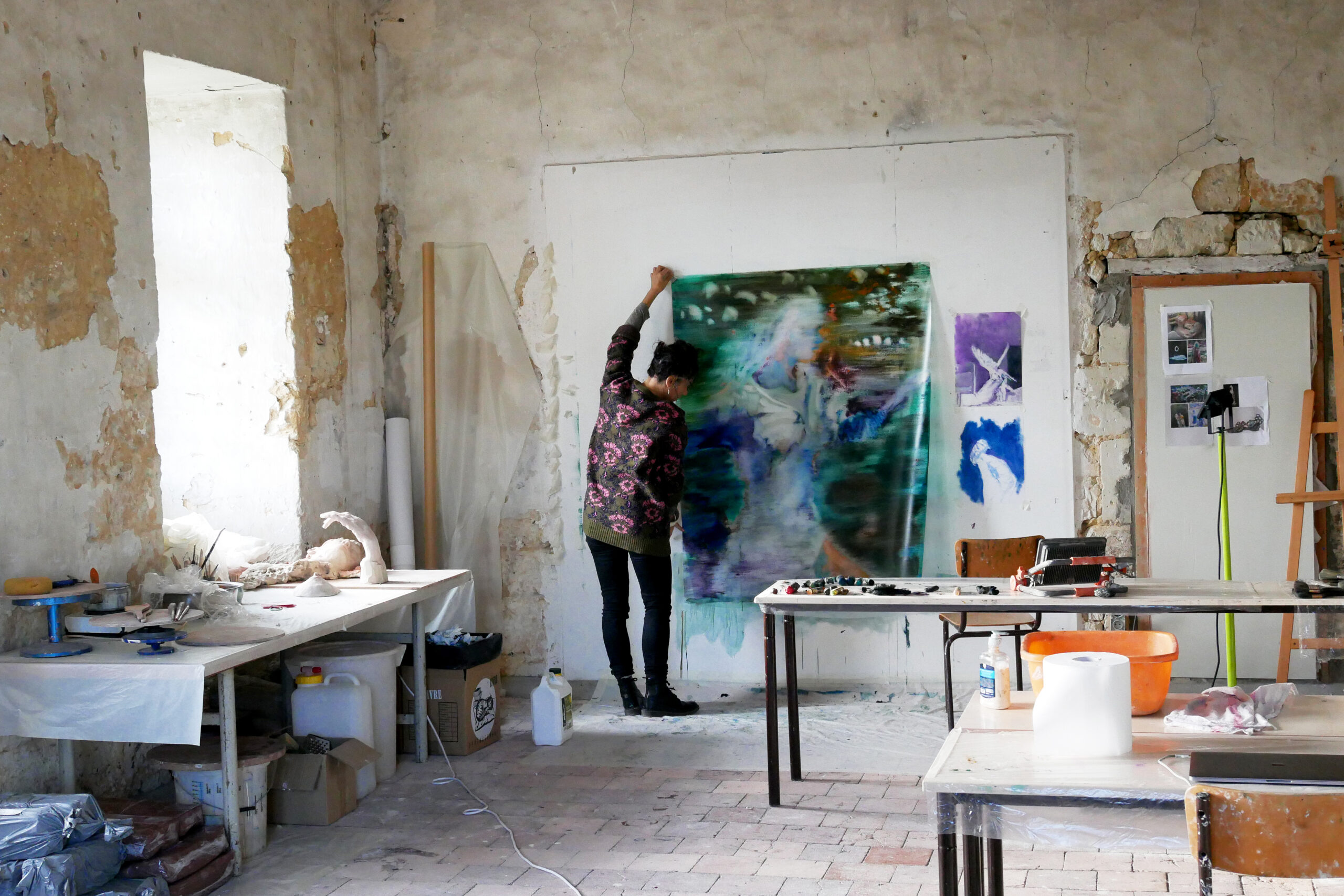 L’artiste Sarah Jérôme dans son atelier à l’Abbaye royale de Fontevraud lors de sa résidence, 2025 © Fanny Giniès