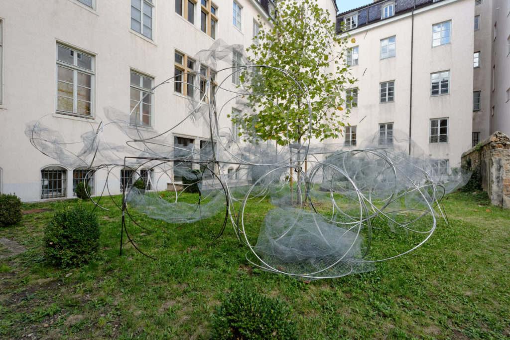 Vue de l'exposition "Copie conforme... Moderne", 13e Biennale de Lyon, Installation dans le jardin de la Fondation Bullukian, 2015 ©Blaise Adillon