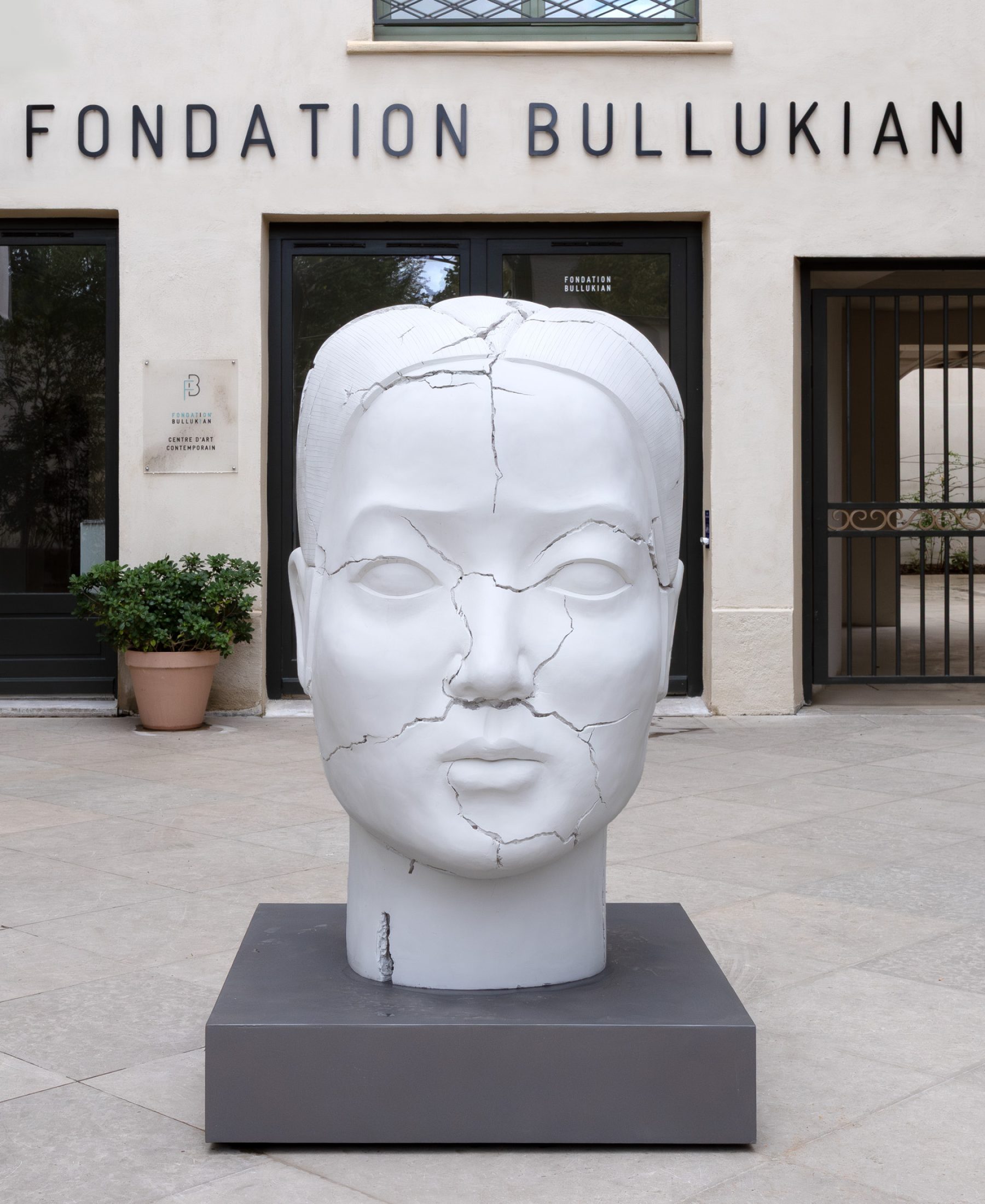 Vue de l’entrée du centre d’art avec une œuvre de Prune Nourry, 2025 ©Laurent Edeline