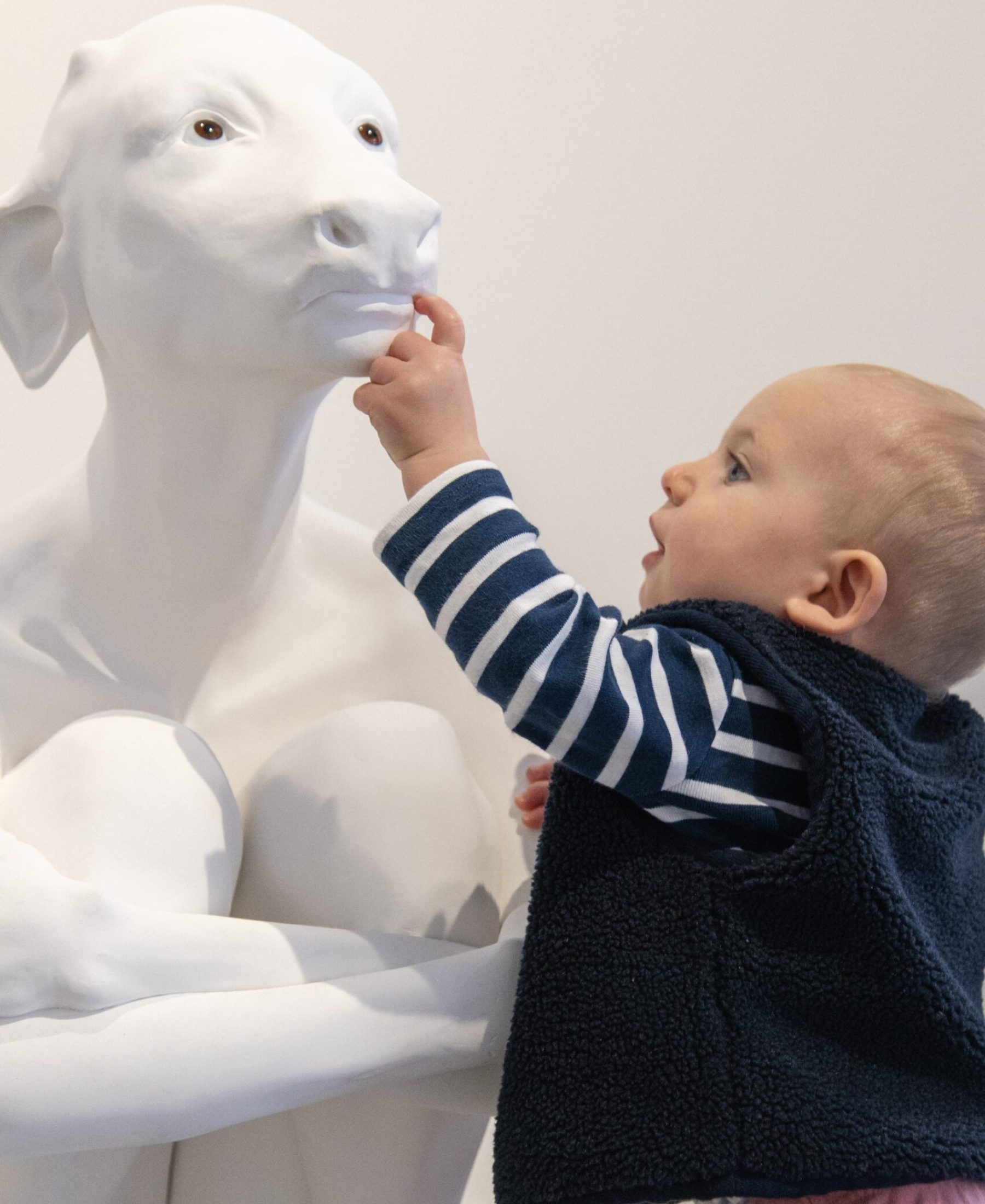 Vue d'un visiteur de l'exposition Empreintes de Prune Nourry à la Fondation Bullukian, 2025 ©FondationBullukian