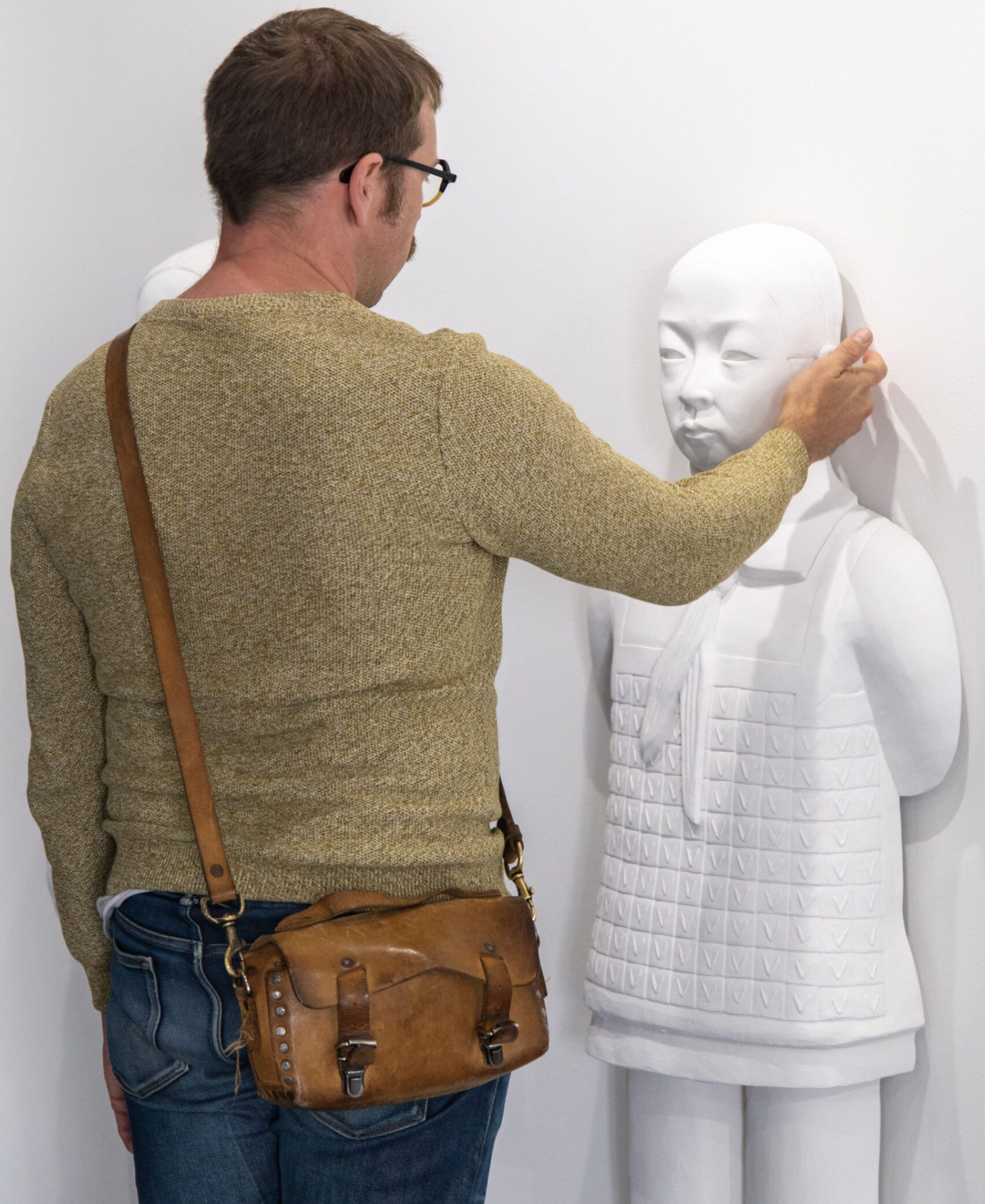 Vue d'un visiteur de l'exposition Empreintes de Prune Nourry à la Fondation Bullukian, 2025 ©FondationBullukian