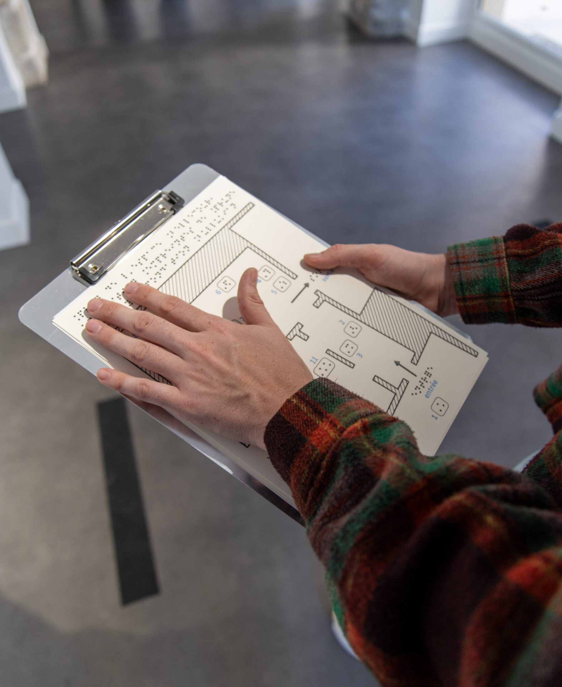 Vue d'un visiteur de l'exposition Empreintes de Prune Nourry à la Fondation Bullukian, 2025 ©FondationBullukian