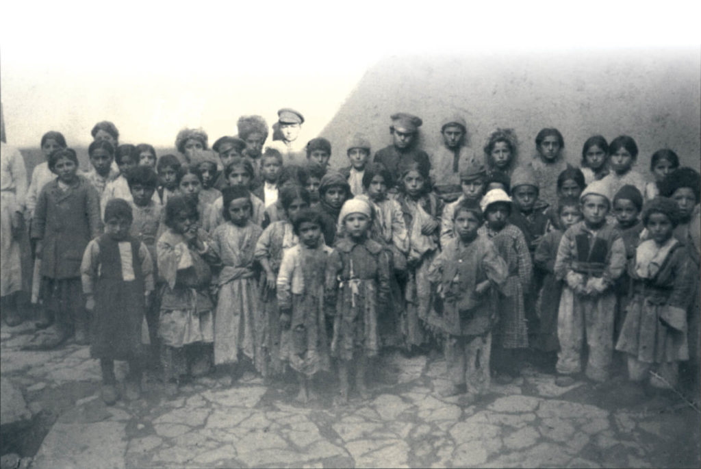 Orphelins, Van, Aykèsdan, début XXe siècle. Photo extraite du livre Les Arméniens dans l’Empire Ottoman, Fonds Bibliothèque Nubar Pacha, Paris © Droits réservés.