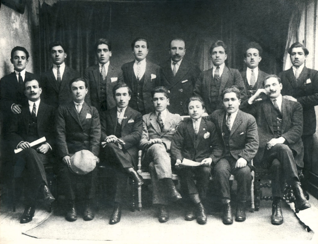 Napoléon Bullukian au centre de l’Association des Malatiatzi à Saint Chamond, 1925. Photo extraite du livre Histoire des Arméniens de Malatia, 1961. © Droits réservés.