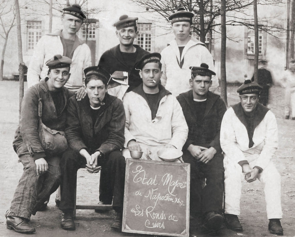 Napoléon Bullukian (assis au centre) durant son service militaire dans la marine, Fonds Fondation Léa et Napoléon Bullukian, 1929. © Droits réservés.