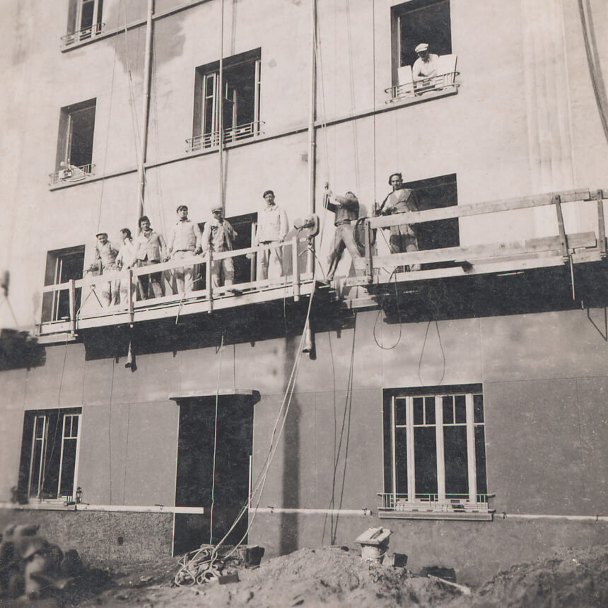 Ouvriers sur un chantier de l’entreprise B. Napoléon, Lyon, vers 1937, Fonds Fondation Léa et Napoléon Bullukian. © Droits réservés.