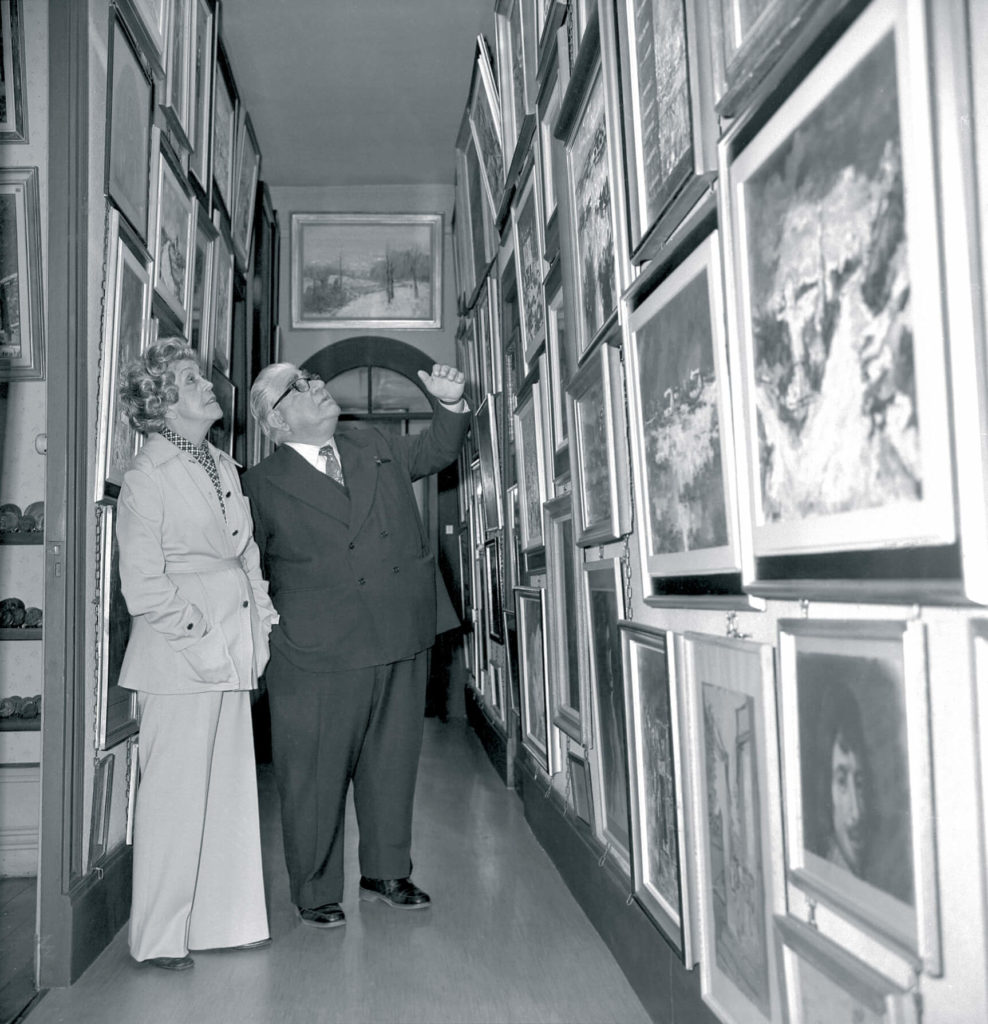 Léa et Napoléon Bullukian parmi leur collection de tableaux, La Malmaison, Champagne au Mont d’or © Archives photographiques du Progrès, Lyon