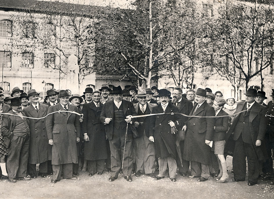 Napoléon Bullukian, à droite d’Édouard Herriot, lors de l’inauguration de la rue du Général Gouraud, Lyon 8e, 20 novembre 1938, Fonds Fondation Léa et Napoléon Bullukian © Droits réservés.