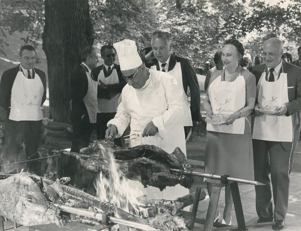 Napoléon Bullukian en maître de cuisine lors d’un méchoui donné à La Malmaison, Champagne au Mont d’or, Fonds Fondation Léa et Napoléon Bullukian. © Droits réservés.