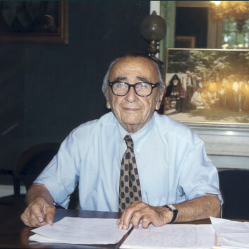 Le Professeur Pierre Marion, à son bureau à la Fondation Bullukian, Fonds Fondation Léa et Napoléon Bullukian. © Droits réservés.